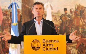 El principal candidato de la oposición, Mauricio Macri, de 56 años, fue presidente del club de Boca Juniors y ahora alcalde saliente de Buenos Aires. 
