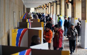 El domingo 33,8 millones de colombianos estaban llamados a votar para elegir a 1.101 alcaldes, 32 gobernadores, además de legislativos locales y regionales.