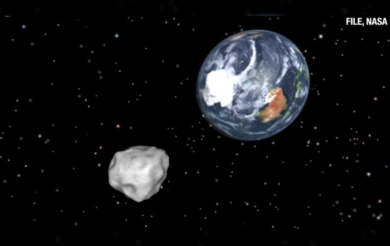 El asteroide, 2015 TB145, pasará a 490.000 kilómetros de la Tierra, equivalente a 1,3 veces la que hay hasta la Luna y será visible con telescopios pequeños.