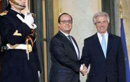 Hollande y Vázquez abordaron en el Eliseo profundizar los acuerdos comerciales entre  Mercosur y la Unión Europea (UE)