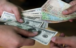 A la tasa de cambio oficial de 6,3 bolívares por dólar, la reducción del valor de las reservas del lingote fue equivalente a unos 2.740 millones de dólares.