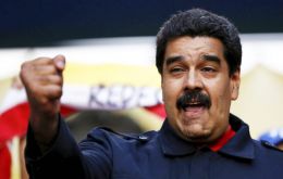  “Si se diera ese escenario, negado y transmutado,...nosotros defenderíamos la revolución, no entregaríamos la revolución”, dijo desafiante Maduro