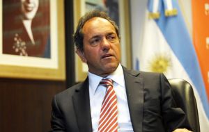Con su retirada, Scioli quedó como postulante único del gobernante Frente para la Victoria (FpV) a la Presidencia argentina