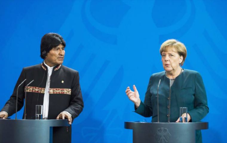 “Sería bueno que ahora se reanudaran” las conversaciones, dijo Angela Merkel junto a Morales quien está de visita en Alemania en el marco de su gira europea