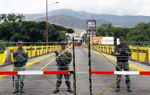 Maduro declaró el cierre fronterizo y luego el estado de excepción, para combatir el contrabando de alimentos, medicinas y combustible hacia Colombia