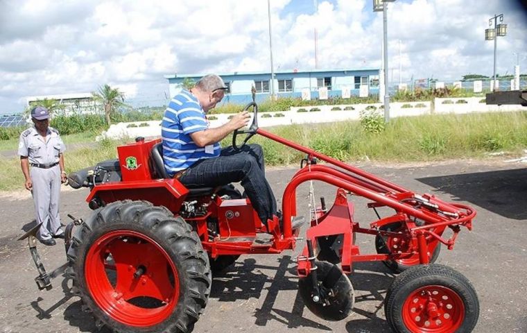  La empresa Cleber con sede en Alabama, busca establecer una ensambladora de pequeños tractores en la ZEDM