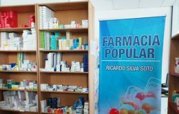 La “Farmacia Popular Ricardo Silva Soto” ofrece fármacos hasta 10 veces más baratos que las cadenas tradicionales a vecinos residentes inscritos en Recoleta.