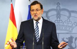 ”Es el primer paso. Me gustaría que fuera el último”, avisó Rajoy a los secesionistas en una declaración institucional 