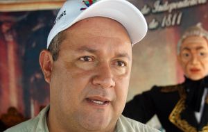 El ataque sin heridos fue perpetrado, según Capriles, por “un grupo de personas afectas al oficialismo armadas”, y apoyadas por el alcalde de Yare, Saúl Yañez. 