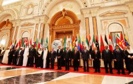 La Cumbre en Riad y exhorta a incrementar el diálogo político y la cooperación birregional. La integran 12 países de América del Sur y 22 árabes.