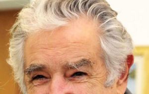 Exaltó a Mujica en Uruguay, a quién definió junto a él como “políticos del siglo pasado”, y enfatizó que “no existe una salida fuera de la política” 