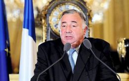 El anuncio lo efectuó el presidente del Senado, Gérard Larcher, tras ser recibido junto con otros parlamentarios en el Palacio del Elíseo
