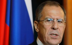 Es necesario dejar de lado todas las excusas y “concentrarse por completo en la creación de un frente amplio contra el terrorismo” dijo el canciller ruso Lavrov. 
