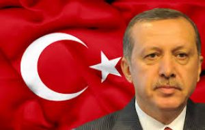 Erdogan invitó a hacer un minuto de silencio por las víctimas de París. “El terrorismo es una amenaza para nuestra paz y seguridad, para todos nosotros”