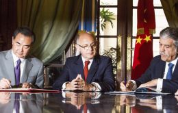 El canciller argentino Hector Timerman junto a su homólogo chino Wang Yi y el ministro De Vido tras la firma del contrato por 14.000 millones de dólares