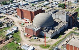 Para la primera etapa de la obra de la cuarta central nuclear, de agua pesada, se aprovecha la experiencia de Argentina con las centrales de Atucha.