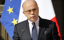 “Con el estado de emergencia podremos ir más rápido en combatir a los predicadores del odio”, dijo el ministro del Interior Cazeneuve 