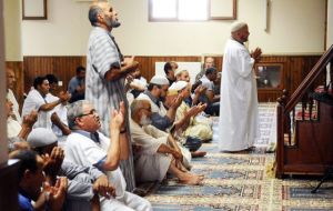 El líder de la oposición había pedido la expulsión “manu militari” de “los imanes que recen oraciones de signo radical” y que se cierren sus mezquitas.