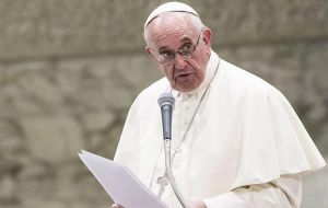 “Tanta barbarie nos deja consternados y nos interroga sobre cómo puede el corazón humano idear y cometer actos tan horribles” destacó el pontífice