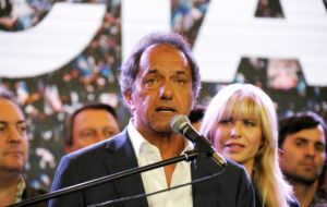 Sin embargo, en la provincia de Buenos Aires, Daniel Scioli se imponía con el 51,15% contra el 48,85% de Macri, escrutadas el 97,99% de las mesas. 