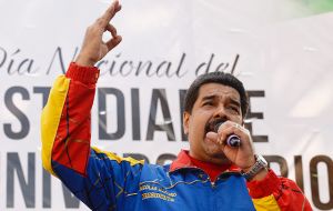 “Vamos a triunfar el 6 de diciembre y les juro que voy a radicalizar la revolución y voy a llevar la rectificación de todos los errores”, anunció Maduro