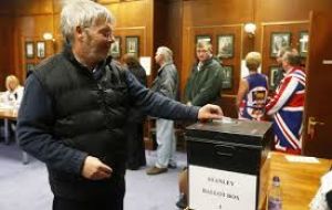 En 2013 las Falklands celebraron un referendo en el cual el 98.2% votó por permanecer como un territorio británico de ultramar 