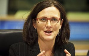 El Comisario de Comercio de UE, Cecilia Malmström espera que la oferta del Mercosur, que cubre un 87% de los sectores objeto de negociación, suba a 89%.
