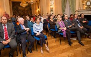 Vista del público que se hizo presente en el evento desarrollado en la residencia de la embajada argentina en Londres 