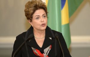 “La cláusula democrática ya existe en el Mercosur, pero requiere de hechos determinados”, declaró Rousseff en rueda de prensa en Paris