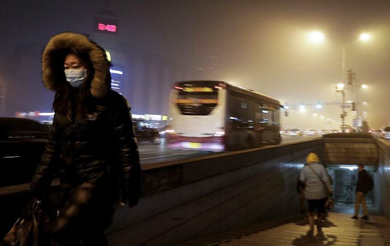El medidor de concentración de partículas PM 2,5, indicaba este lunes un resultado de 592 microgramos por metro cúbico en el aire de la capital china.