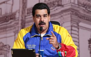 “Estamos en una guerra muy arrecha” (furiosa), dijo Maduro. “Nos estamos jugando la patria. Que nadie se confíe ni apendeje (achique)”.