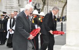 El legislador electo de las Islas, MLA Roger Edwards y el parlamentario británico Andrew Rosindell MP, depositan ofrendas florales