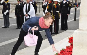 Jóvenes Isleños también se sumaron a la ceremonia y depositaron ofrendas florales al pie del Cenotafio en el centro de Londres     