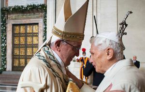 Es primera vez en la historia de la Iglesia Católica en la que dos papas, Jorge Bergoglio y el emérito Joseph Ratzinger, cruzan el umbral de la Puerta Santa
