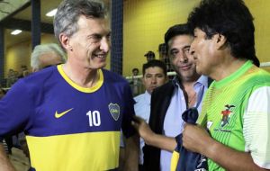 También tuvo tiempo para un 'picado' de fútbol con el jefe de Estado boliviano, Evo Morales. 