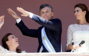 Entre exultante y emocionado, Macri, de 56 años, los últimos ocho como alcalde de Buenos Aires, se lanzó a bailar en el balcón de la Casa Rosada