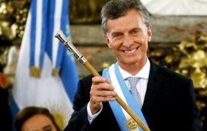 Macri recibió en Casa Rosada los atributos de mando, eje de una insólita puja que por días le enfrentó con la ex presidenta Cristina Fernández.