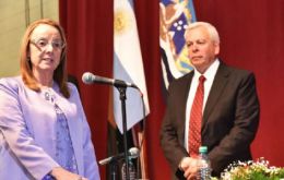En Río Gallegos, la capital de Santa Cruz, Alicia Kirchner, la ex ministra de Desarrollo Social, juró como gobernadora de la provincia. 