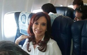 La ex mandataria viajó  en clase turística junto a sus hijos Florencia y Máximo Kirchner, las parejas de ambos y su nieto.