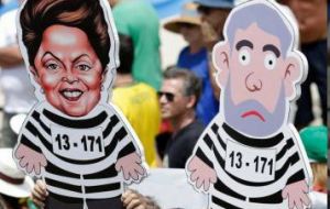 En Sao Paulo grandes muñecos inflables parodiaban a Rousseff enmascarada cual bandida y al ex-presidente Lula da Silva vestido de presidiario