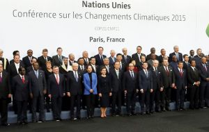 Los 195 países de COP21 aprobaron el acuerdo mundial contra el cambio climático, que une por primera vez en esa lucha a países ricos y en desarrollo. 