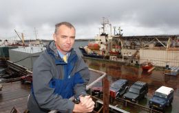 El Director de Recursos Naturales John Barton se encuentra trabajando para mejorar las condiciones de las tripulaciones de los poteros