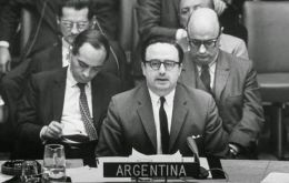 La Resolución 2065 se basó “en una serie de mentiras, engaños y medias verdades elevadas a la ONU por el entonces embajador argentino José María Ruda”. 