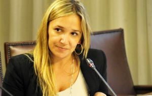 La diputada del partido conservador UDI María José Hoffmann, señaló que lamenta “profundamente el tironeo al que ha sido sometido este proyecto”.