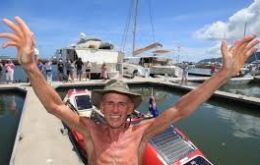 Beeden que en 2011 cruzó el Atlántico a remo desde Canarias a Barbados en 53 días, llegó a bordo del Happy Socks, su bote de remos de unos seis metros de eslora
