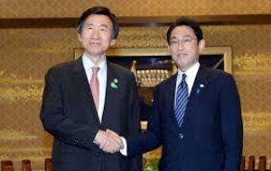 El acuerdo será “definitivo e irreversible” si Japón asume sus responsabilidades, dijo el ministro Yun Byung-Se en Seúl con su homólogo japonés, Fumio Kishida.
