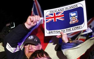  En el referendo de 2013, los Isleños votaron abrumadoramente para permanecer como un Territorio Británico de Ultramar 