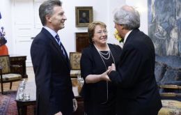 Vázquez y Macri fueron presentados informalmente por Michelle Bachelet cuando el presidente electo argentino visitó Santiago