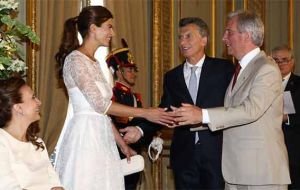 El presidente uruguayo durante la inauguración de Macri en Buenos Aires saluda a la pareja presidencial