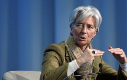 “La clave es el ritmo de normalización. Debería ser gradual, como se ha anunciado, y basada en evidencias claras de presión de los salarios y los precios”, dijo Lagarde
